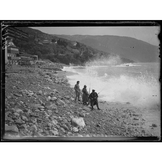 Mont-Athos. Devant Saint Panteleimon. La mer démontée. [légende d'origine]