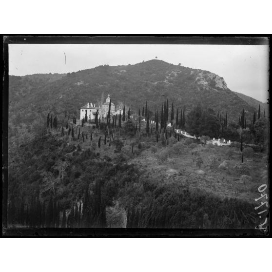 Zographou. Vue de la chapelle Saint Georges prise du monastère. [légende d'origine]