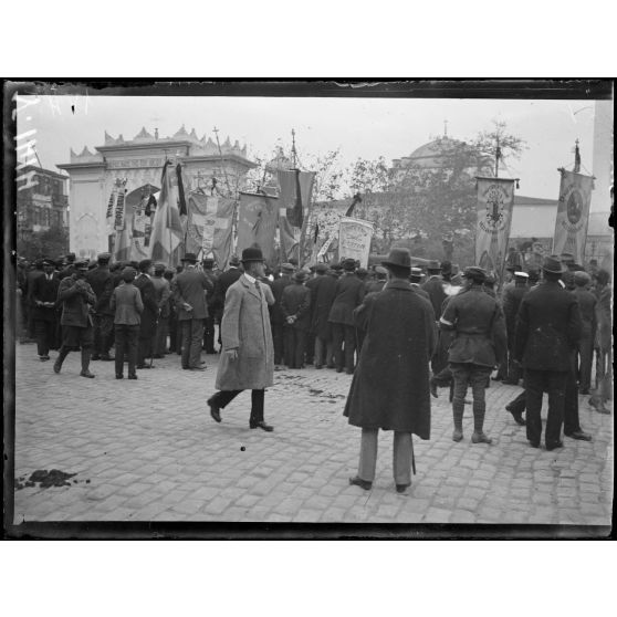 Salonique. La foule à la sortie de la cérémonie pour les victimes de l'Angeliki. [légende d'origine]