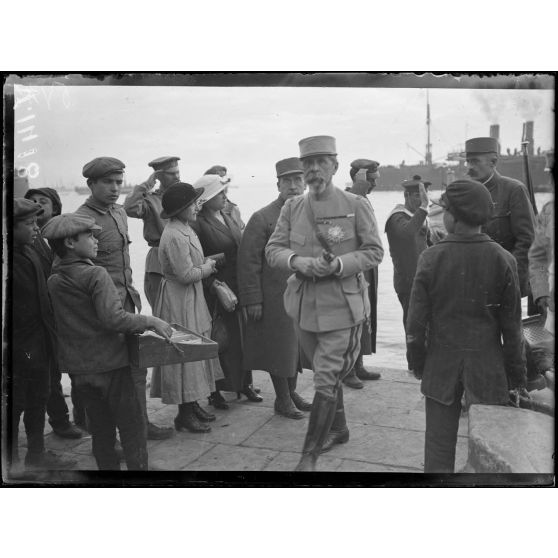 Salonique. Arrivée du général Roques, ministre de la guerre. [légende d'origine]