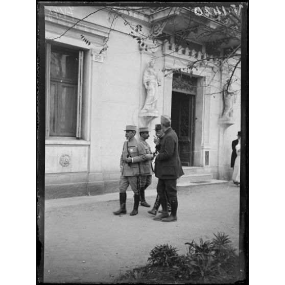 Salonique. Visite du général Roques et du général Sarrail à l'hôpital de la Princesse Marie. [légende d'origine]