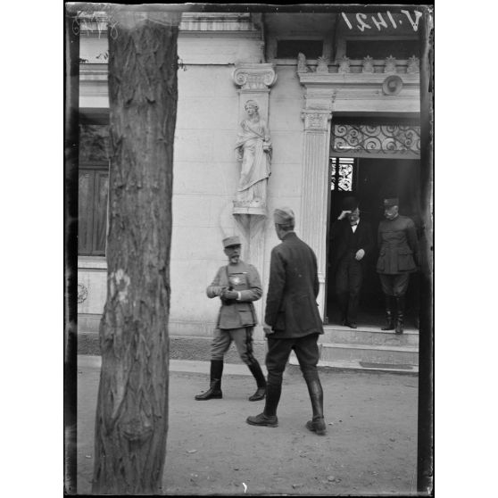 Salonique. Visite du général Roques et du général Sarrail à l'hôpital de la Princesse Marie. [légende d'origine]