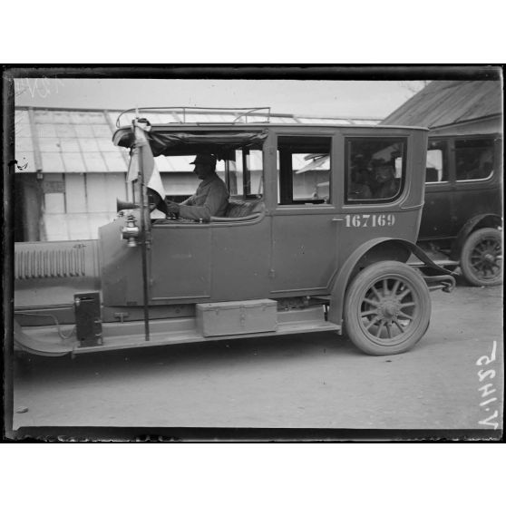 Salonique. Le général Sarrail et le général Roques quittent l'hôpital de la Princesse Marie. Départ de l'auto. [légende d'origine]