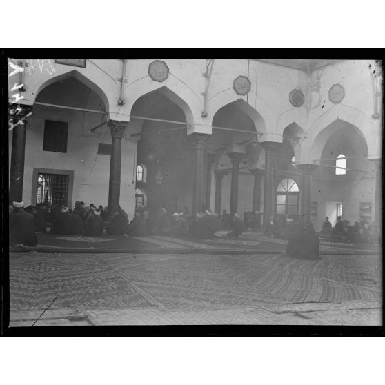 Salonique. Mosquée Hamza-Bey, fête musulmane, prières en l'honneur des soldats musulmans tombés au champ d'honneur. [légende d'origine]