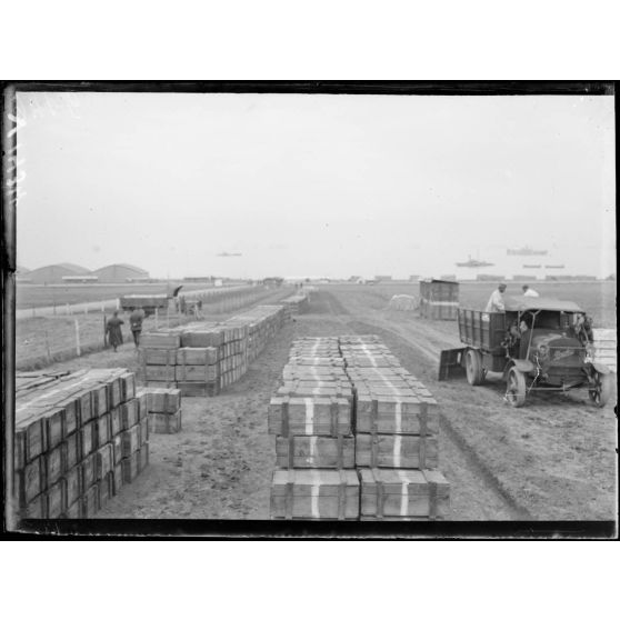 Salonique. Camp d'aviation. Parc à munitions. [légende d'origine]