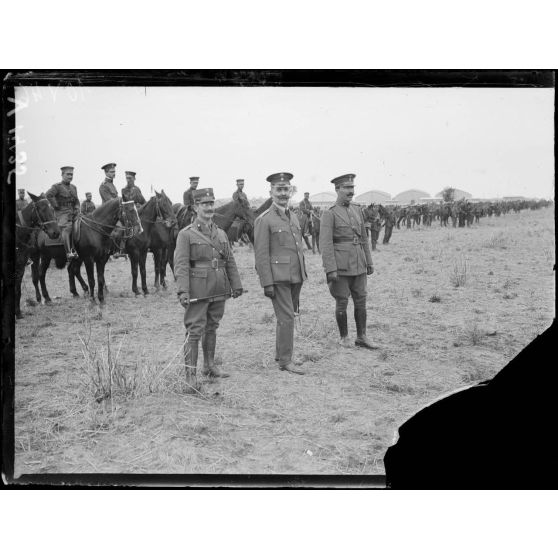 Salonique. Les colonels Christodoulos et Mazarahis passent en revue un groupe de montagne de l'armée grecque avant son départ pour le front. [légende d'origine]