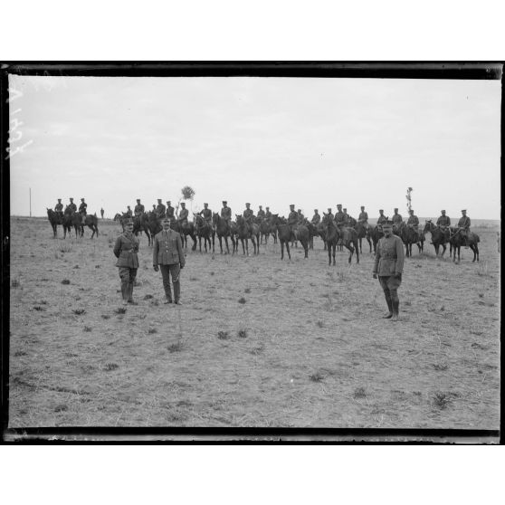 Salonique. Les colonels Christodoulos et Mazarahis passent en revue un groupe de montagne de l'armée grecque avant son départ pour le front. [légende d'origine]