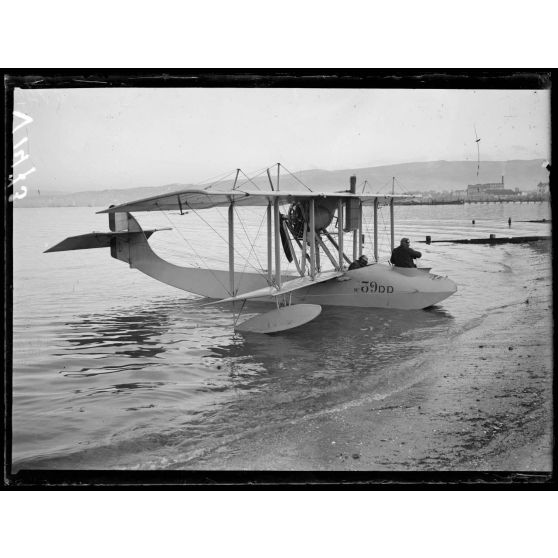 Salonique. Hydravion arrivant à la plage. [légende d'origine]