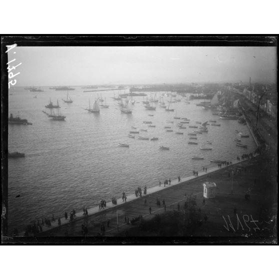 Salonique. Vue du port près de la tour blanche. [légende d'origine]