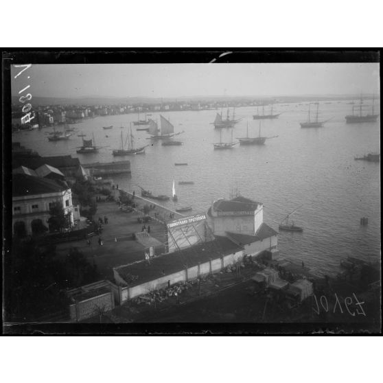 Salonique. Coin du port près de la tour blanche. [légende d'origine]