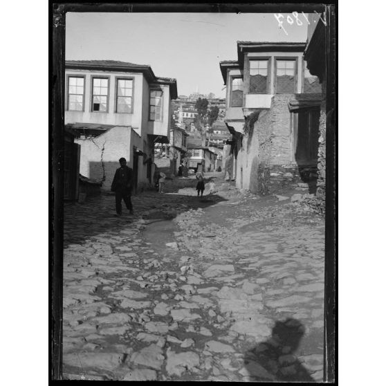 Salonique. Une rue à l'entrée de la ville haute. [légende d'origine]