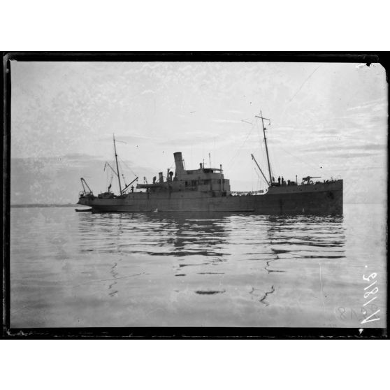 Salonique. Dans le port, un cargo armé. [légende d'origine]