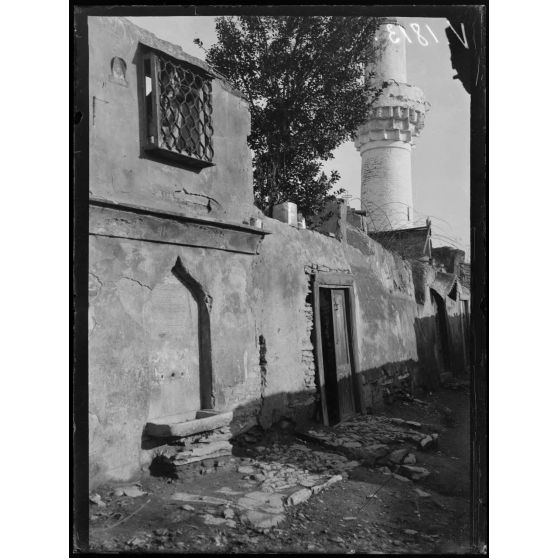 Salonique. Une rue turque, ancienne fontaine et fenêtre grillée. [légende d'origine]