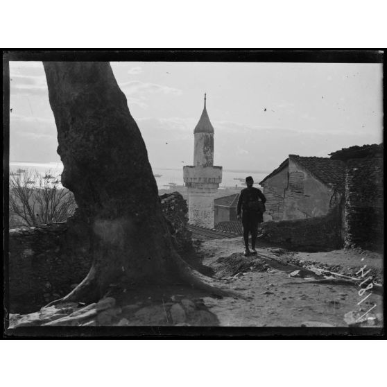 Salonique. Rue turque, vue sur la mer. [légende d'origine]