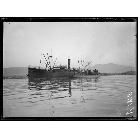 Salonique. Navire dans le port. [légende d'origine]