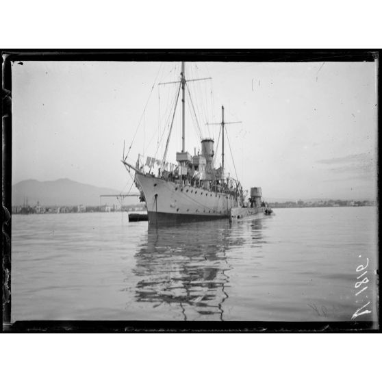 Salonique. Navire dans le port. [légende d'origine]