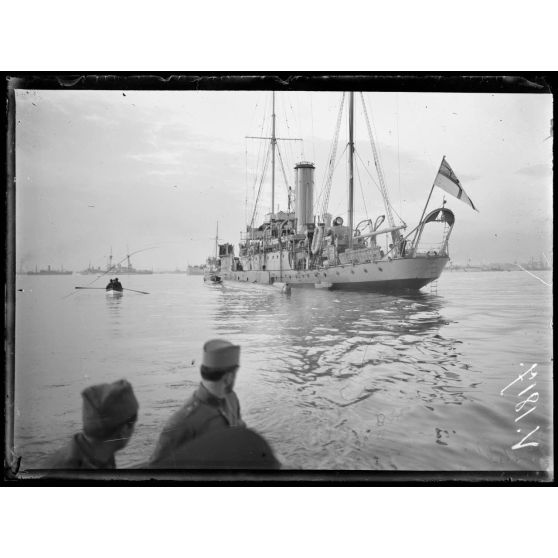 Salonique. Navire dans le port. [légende d'origine]