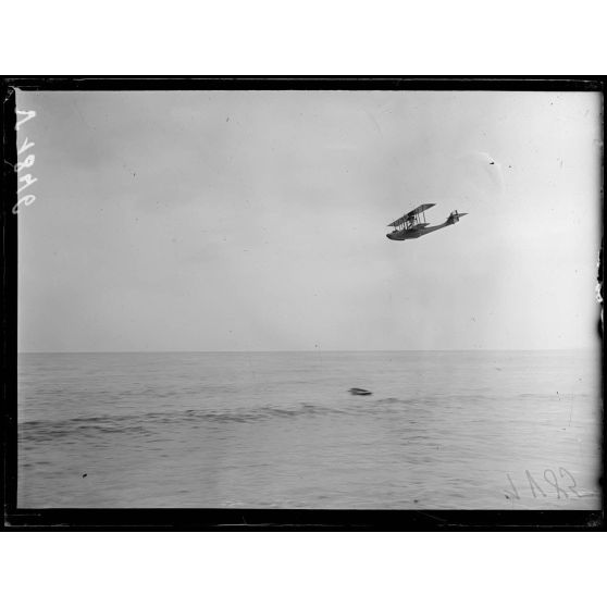 Fréjus (Var). Hydro-avion en plein vol. [légende d'origine]