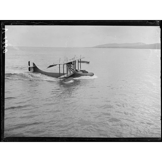 Fréjus (Var). Hydro-avion évoluant. [légende d'origine]