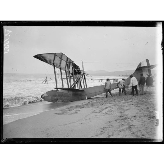 Fréjus (Var). Hydro-avion évoluant. [légende d'origine]