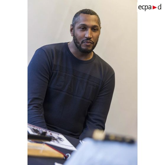 Portrait de monsieur Boris Diaw, joueur international de basket-ball et capitaine de l'équipe de France, au CIRFA Marine de Paris.