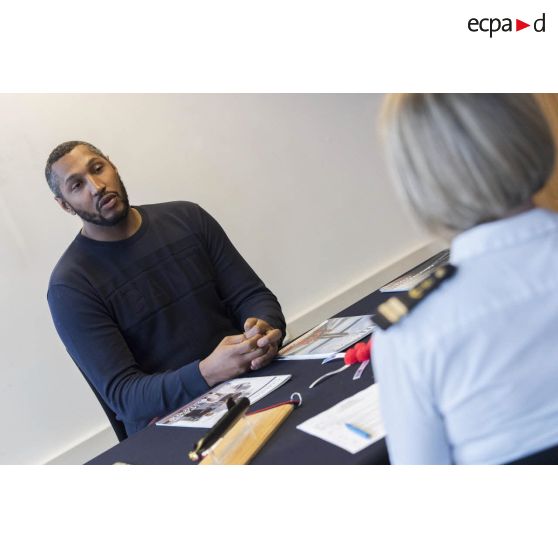 Monsieur Boris Diaw, joueur international de basket-ball et capitaine de l'équipe de France, est reçu par la commissaire de 2e classe Laura, adjointe au recrutement officier secteur Île-de-France du SRM (service de recrutement de la Marine) au CIRFA de Paris.