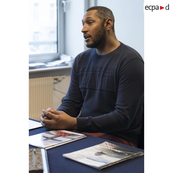 Portrait de monsieur Boris Diaw, joueur international de basket-ball et capitaine de l'équipe de France, au CIRFA Marine de Paris.