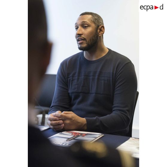 Portrait de monsieur Boris Diaw, joueur international de basket-ball et capitaine de l'équipe de France, au CIRFA Marine de Paris.