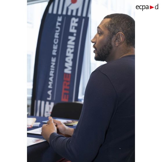 Portrait de monsieur Boris Diaw, joueur international de basket-ball et capitaine de l'équipe de France, au CIRFA Marine de Paris.