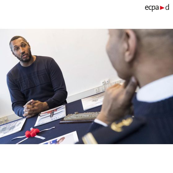 Monsieur Boris Diaw, joueur international de basket-ball et capitaine de l'équipe de France, est reçu par le chef du CIRFA de Paris.