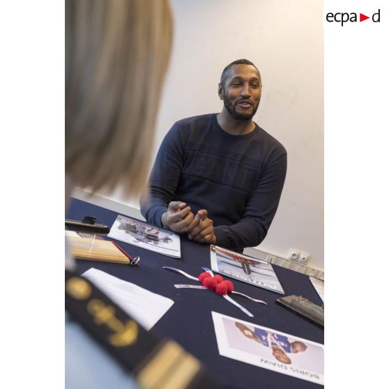 Portrait de monsieur Boris Diaw, joueur international de basket-ball et capitaine de l'équipe de France, au CIRFA Marine de Paris.