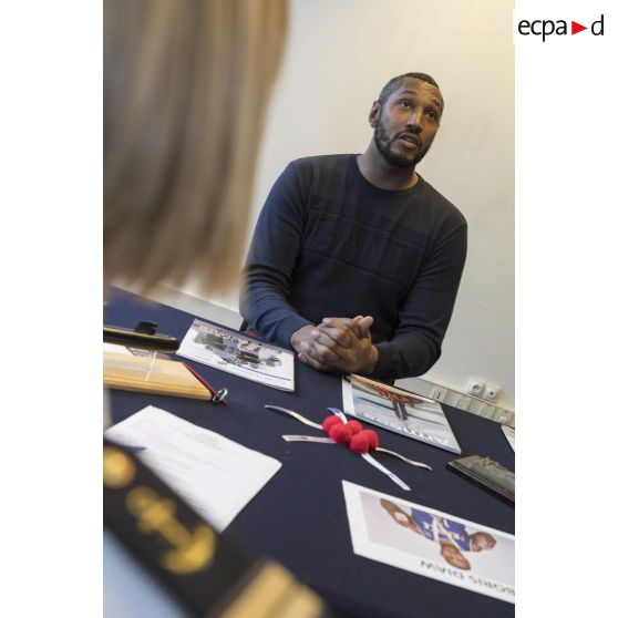 Portrait de monsieur Boris Diaw, joueur international de basket-ball et capitaine de l'équipe de France, au CIRFA Marine de Paris.