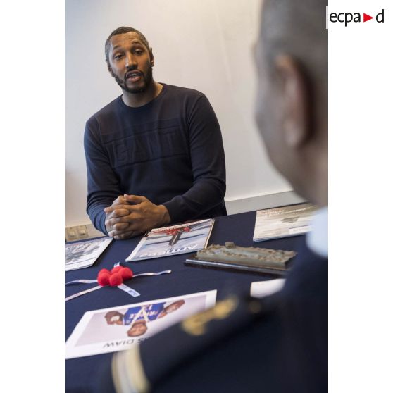 Portrait de monsieur Boris Diaw, joueur international de basket-ball et capitaine de l'équipe de France, au CIRFA Marine de Paris.