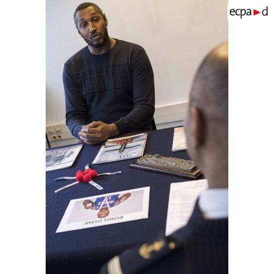 Portrait de monsieur Boris Diaw, joueur international de basket-ball et capitaine de l'équipe de France, au CIRFA Marine de Paris.