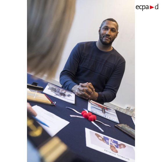 Portrait de monsieur Boris Diaw, joueur international de basket-ball et capitaine de l'équipe de France, au CIRFA Marine de Paris.