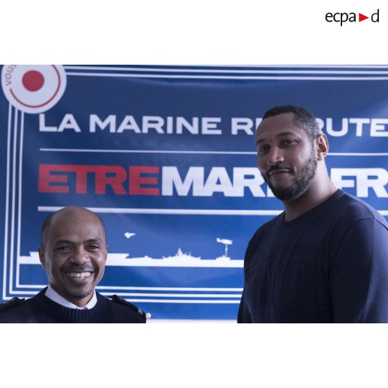 Portrait de monsieur Boris Diaw, joueur international de basket-ball et capitaine de l'équipe de France, en compagnie du chef du CIRFA de Paris.