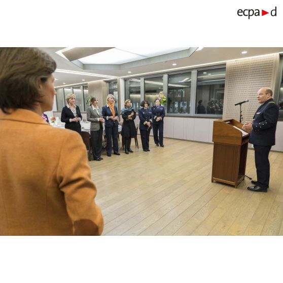 L'amiral Christophe Prazuck, CEMM (chef d'état-major de la Marine), reçoit des représentantes féminines à l'occasion de la journée internationale des droits de femmes.