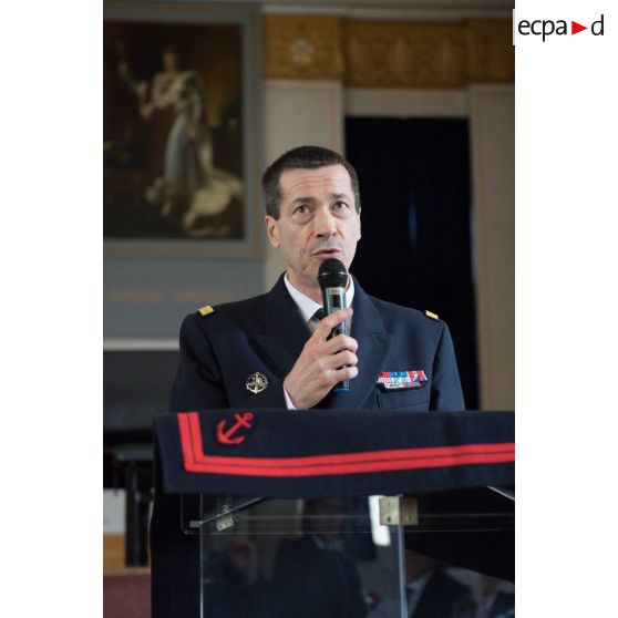 Intervention du contre-amiral Stéphane Boivin, commandant de la Marine à Paris, lors de la remise des prix du Plumier d'or au pavillon de musique de la Maison d'éducation de la Légion d'honneur à Saint-Denis.