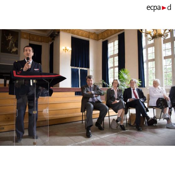 Intervention du contre-amiral Stéphane Boivin, commandant de la Marine à Paris, lors de la remise des prix du Plumier d'or au pavillon de musique de la Maison d'éducation de la Légion d'honneur à Saint-Denis.