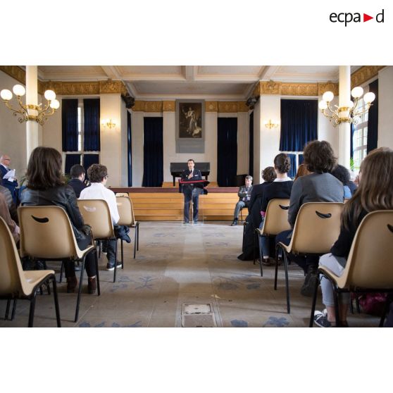 Intervention du contre-amiral Stéphane Boivin, commandant de la Marine à Paris, lors de la remise des prix du Plumier d'or au pavillon de musique de la Maison d'éducation de la Légion d'honneur à Saint-Denis.