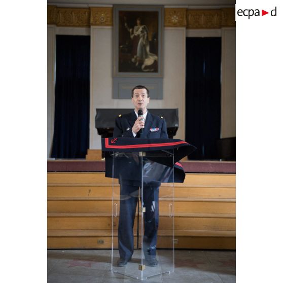 Intervention du contre-amiral Stéphane Boivin, commandant de la Marine à Paris, lors de la remise des prix du Plumier d'or au pavillon de musique de la Maison d'éducation de la Légion d'honneur à Saint-Denis.