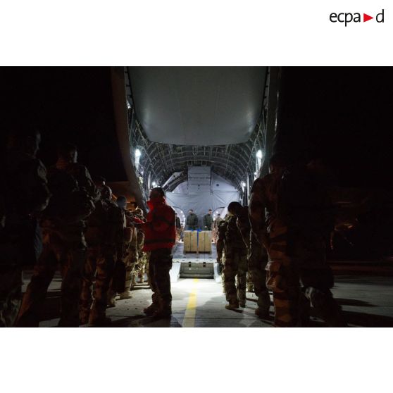 Embarquement d'un contingent du 3e RAMa dans un A400M Atlas en vue de sa projection par  voie aérienne militaire depuis la BAP H5 (base aérienne Prince Hasssan) en Jordanie jusqu'en Irak.