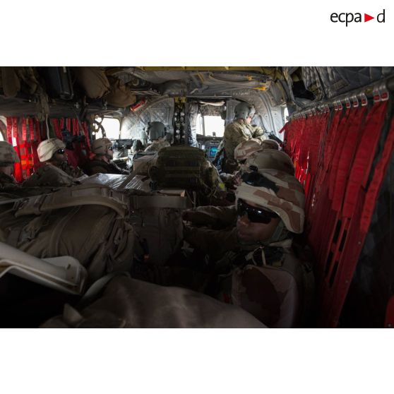 Bigors du 3e RAMa à bord d'un hélicoptère CH-47 Chinook de l'armée américaine effectuant le transit depuis Al-Asad Air Basa vers Al-Qaïm en Irak.