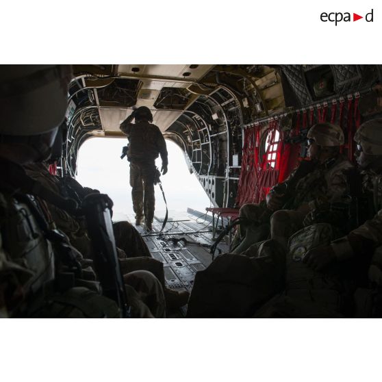 Bigors du 3e RAMa à bord d'un hélicoptère CH-47 Chinook de l'armée américaine effectuant le transit depuis Al-Asad Air Basa vers Al-Qaïm en Irak.