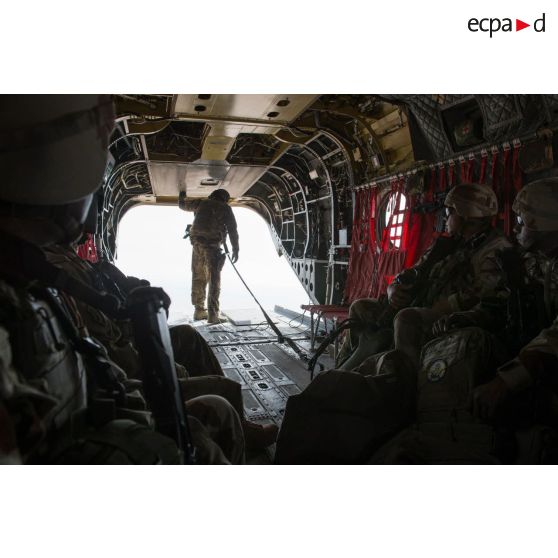 Bigors du 3e RAMa à bord d'un hélicoptère CH-47 Chinook de l'armée américaine effectuant le transit depuis Al-Asad Air Basa vers Al-Qaïm en Irak.