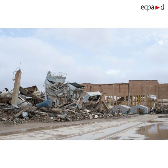 Camp de l'armée américaine au milieu des ruines de la ville irakienne d'Al-Quaïm, située à proximité de la frontière avec la Syrie.