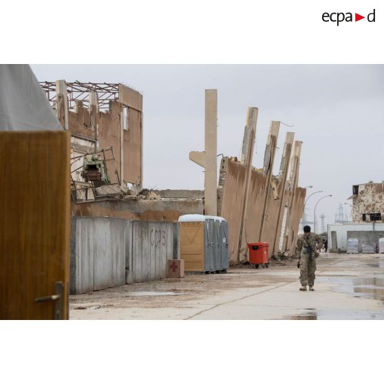 Camp de l'armée américaine dans les ruines de la ville irakienne d'Al-Quaïm, située à proximité de la frontière avec la Syrie.