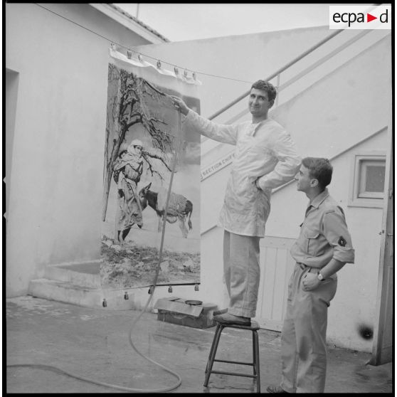 [Assistant photographe d'Arthur Smet séchant un tirage photographique à Oran.]