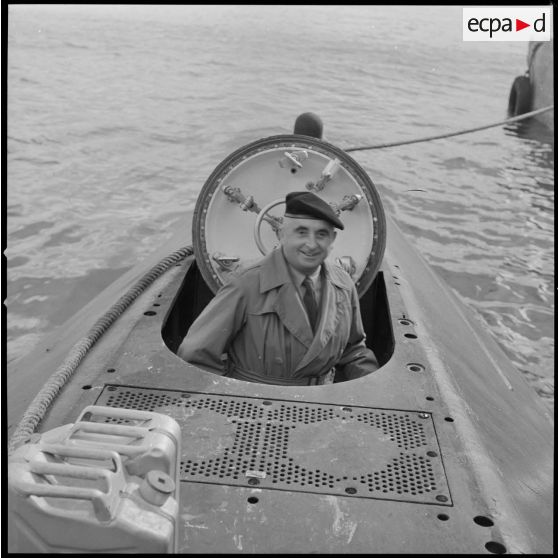 [Portrait d'un aumônier militaire dans une embarcation amarrée à Mers el-Kébir.]