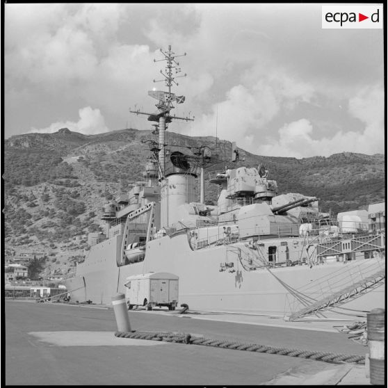 [Le croiseur Colbert amarré dans le port d'Oran.]